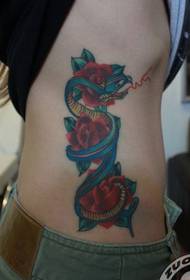 tjej sida midja orm rose tatuering mönster