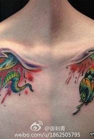 petto anteriore super bel modello di tatuaggio serpente lacrima