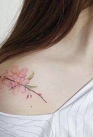 дівчина біле плече з татуюванням тату сливи