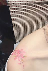 pequenas flores de cereixa nos ombreiros brancos Patrón de tatuaxe