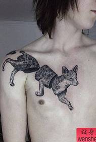 Personalitate masculină model de tatuaj lupi la spate