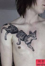 modello di tatuaggio lupo spalle-personalità maschile