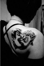 gadis bahu belakang kreatif hitam dan putih Hati-hati dengan sosok tato serigala
