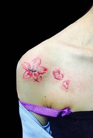 piccolo tatuaggio di loto fresco sotto la spalla