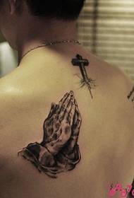 hande op sy rug en bid Kruis-tatoo-prent