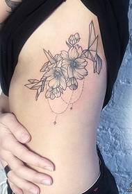 naispuoli rinnassa seksikäs pieni tuore kukka tatuointi malli