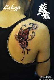 anak perempuan bahu terlihat tren warna pola tato kupu-kupu yang baik