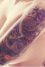 Faʻasalalau i le itu i sisifo o le lalelei atoa o le auupega o le owl tattoo ata Ata