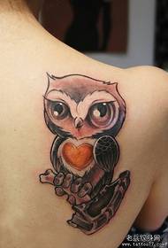 ragazze spalle un modello di tatuaggio gufo simpatico cartone animato