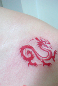 赤いトーテムドラゴンのタトゥー