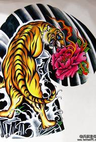 All'uomo giapponese piace il tradizionale tatuaggio tradizionale giapponese a mezza peonia tigre peonia