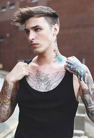 Tatuaggio di gufo da uomo tatuaggio europeo