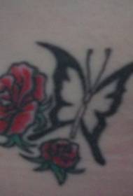 rode roos en zwarte vlinder tattoo patroon
