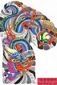 foto del modello del tatuaggio semi-drago