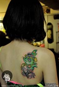 dekleta na ramenih alternativni vzorec tetovaže delfinov