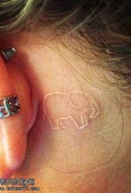 orecchio femminile dietro foto invisibile bianca del tatuaggio dell'elefante del bambino