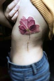vakker under melken i full blomst Holder en vakker lotus-tatovering