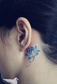маленькая свежая татуировка лотоса за ухом женщины