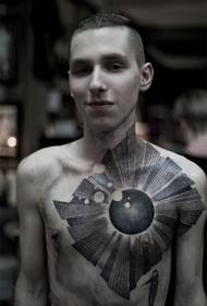 tatuaggio di eclissi di personalità del torace maschile