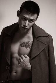 Stelo Lu Yi regas super la ŝultra drako-tatuaje