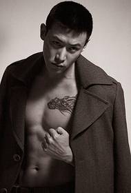 Star Lu Yi domineering over the shoulder dragon tattoo