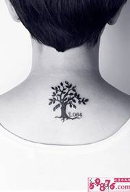 Tatuaggio fresco sul retro del piccolo albero bianco e nero