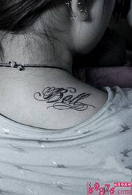 tattoo ບ່າທີ່ສວຍງາມໃນພາສາອັງກິດສີດໍາແລະສີຂາວ