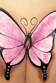 本格的な蝶のタトゥーパターンの少女のプライベート部分