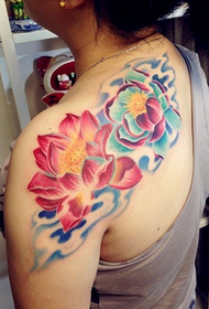 bellissimo modello di tatuaggio di loto colorato sulla spalla