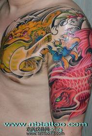 Suav muaj hmoo tattoo qauv ntawm zoo nkauj ib nrab 胛 kub carp tattoo qauv