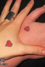 लाल हृदय दोन टॅटू नमुना