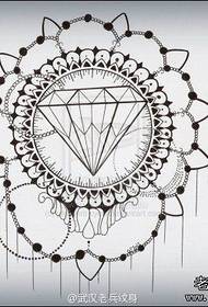 la figura del tatuaggio ha raccomandato un lavoro di tatuaggio con fiori di diamanti