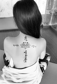 ilgų plaukų deivės stuburo lotosas ir sanskrito tatuiruotės modelis