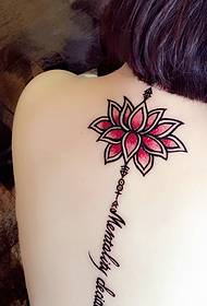 Sexy babaye nga spine sa Iningles nga adunay tattoo sa lotus