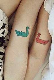 arm par röda och blå romantiska papper kran tatuering mönster