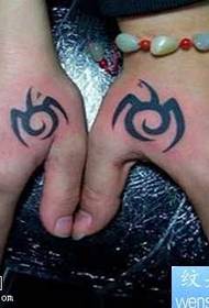 hand paar totem tattoo patroon