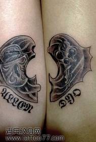 wanandoa wa mkono wanapenda kifunguo cha kufuli tattoo