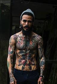 Indesche Mann, deen an Totem Tattoo Tattoo ofgedeckt huet, huet jidderengem erstaunt