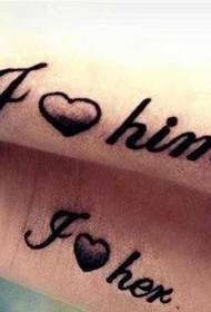 tatuaggio a forma di freccia abbinato sul dito tra gli amanti