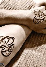 mkono wanandoa totem tattoo muundo