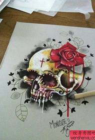 Tatuaggio con teschio di rose in stile europeo