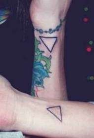 بازو مثلث جوڑے ٹیٹو پیٹرن سے محبت کرتا ہے