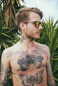 komea ulkomaalainen mies täynnä tatuointikuviota viehätys Lisäpisteitä
