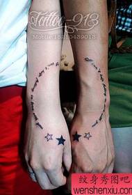 pasangan tangan teks bahasa Inggris pola tato pentagram