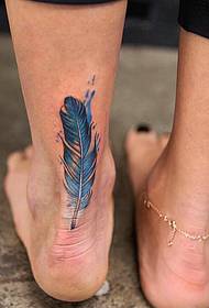 krāsainu spalvu tetovējuma gabals uz kailām kājām