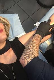 Tatuaggio del decimo anniversario delle nozze di stelle in Europa e in America