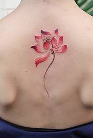 El tatuaje de loto de la columna es muy atractivo.