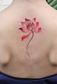 Il tatuaggio del loto della colonna vertebrale è molto attraente