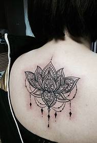 lotus i modës duke rënë në mes të figurës së Tattoo kurrizore
