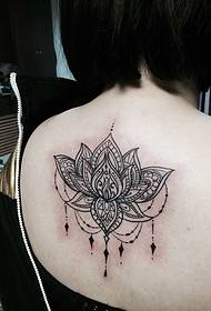 umurtqa pog'onasining o'rtasida tushadigan moda lotus Tattoo rasm